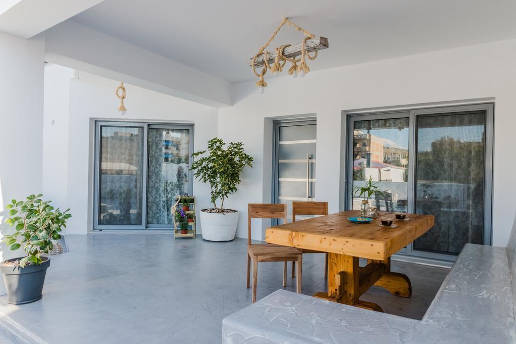 Villa Iceberg Каламаки Екстериор снимка